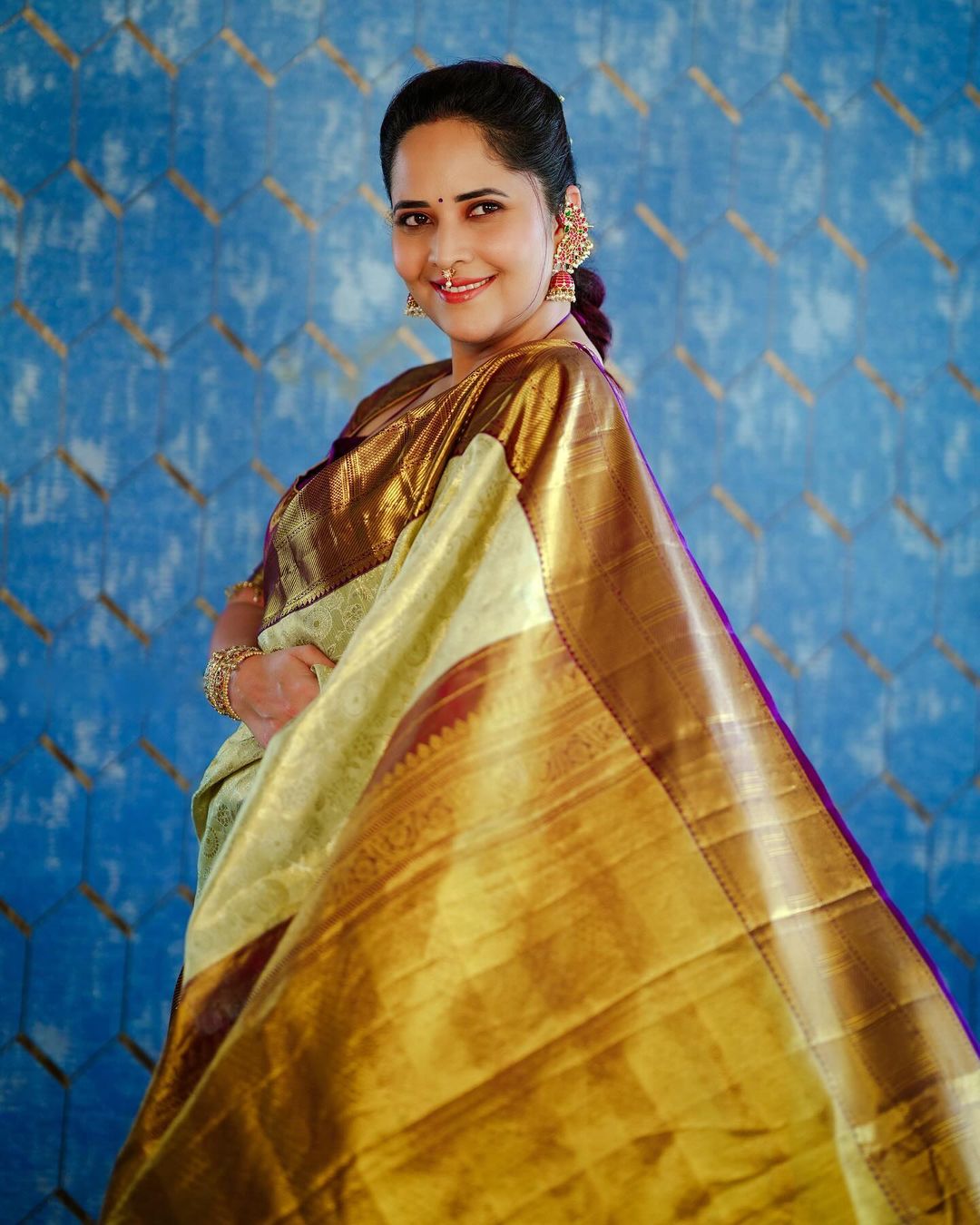 Indian Actress Anasuya Bharadwaj in Green Pattu Saree03